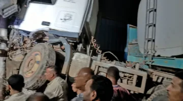 مقتل سائق شاحنة ونجله في حادث تصادم مع رصيف طريق القاهرة – الإسكندرية الصحراوي