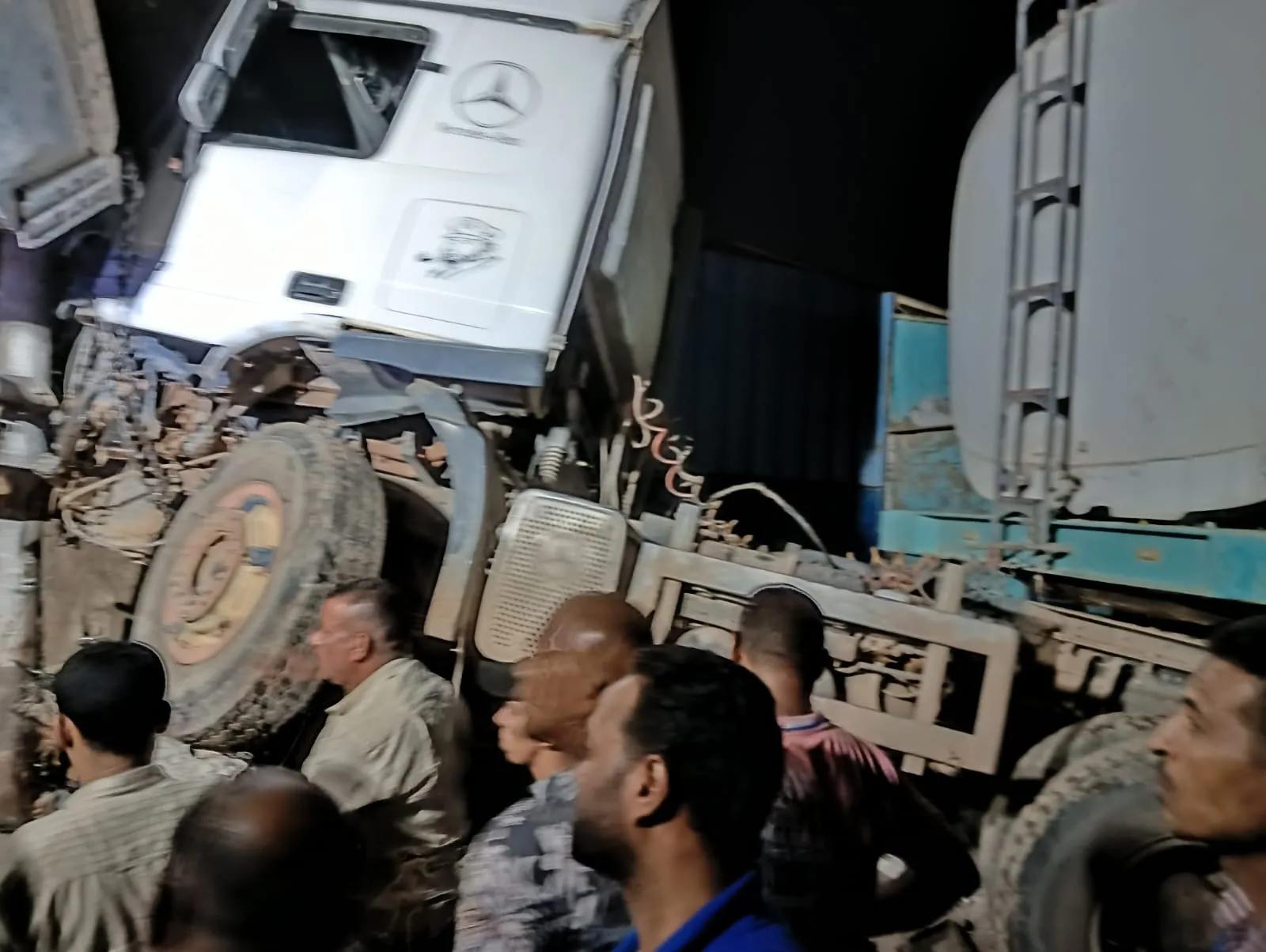 مقتل سائق شاحنة ونجله في حادث تصادم مع رصيف طريق القاهرة – الإسكندرية الصحراوي مقتل سائق شاحنة ونجله في حادث تصادم مع رصيف طريق القاهرة – الإسكندرية الصحراوي