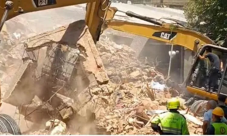 16 ناجياً و3 وفيات في انهيار عقار في حدائق القبة.. والبحث مستمر عن مفقودين 16 ناجياً و3 وفيات في انهيار عقار في حدائق القبة.. والبحث مستمر عن مفقودين