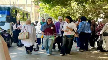 17 صورة توثق امتحان اللغة الأجنبية الأولى لطلاب الثانوية العامة