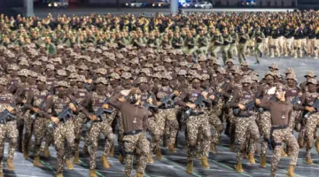 وزير الداخلية يشاهد استعراض قوات الأمن الخاصة بالحج