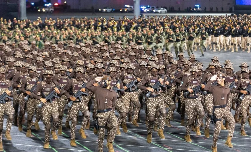 وزير الداخلية يشاهد استعراض قوات الأمن الخاصة بالحج وزير الداخلية يشاهد استعراض قوات الأمن الخاصة بالحج