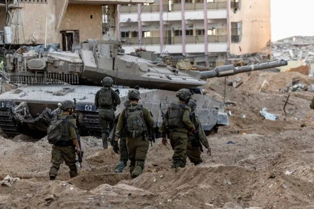 «وفا»: القوات الإسرائيلية تقتحم مناطق متعددة في الضفة الغربية ومقتل 8 فلسطينيين في خان يونس «وفا»: القوات الإسرائيلية تقتحم مناطق متعددة في الضفة الغربية ومقتل 8 فلسطينيين في خان يونس