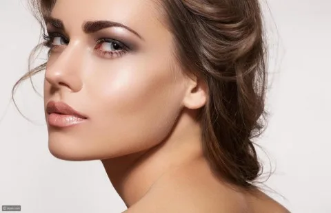البلاشر البيج يهيمن على مكياج 2025 بأسلوب طبيعي ومشرق