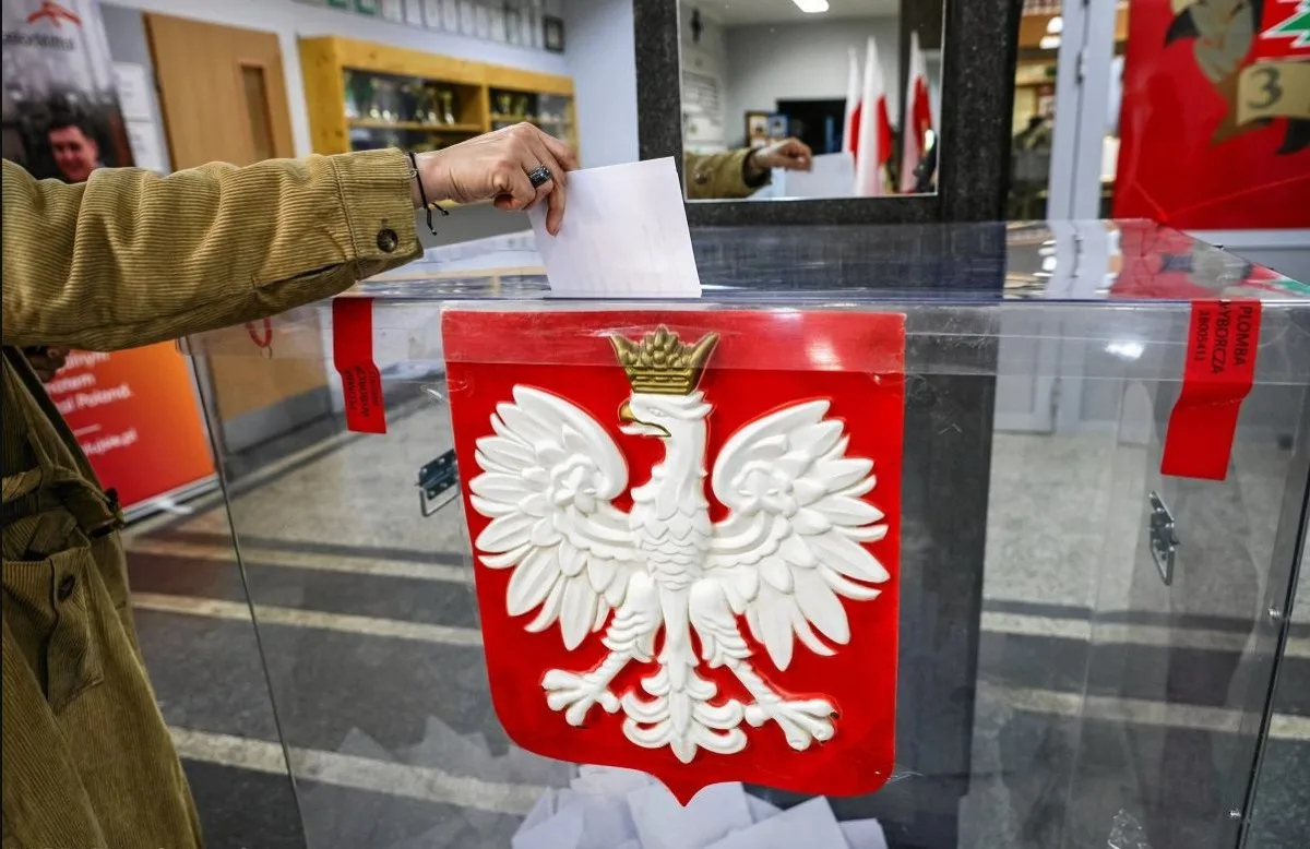 البولنديون يبدأون الاقتراع لاختيار رئيس جديد في الجولة النهائية الحاسمة. البولنديون يبدأون الاقتراع لاختيار رئيس جديد في الجولة النهائية الحاسمة.