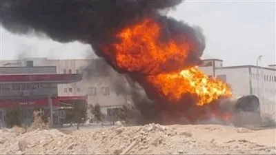 حريق في سيارة محملة بالبنزين في محطة وقود بالعاشر من رمضان حريق في سيارة محملة بالبنزين في محطة وقود بالعاشر من رمضان