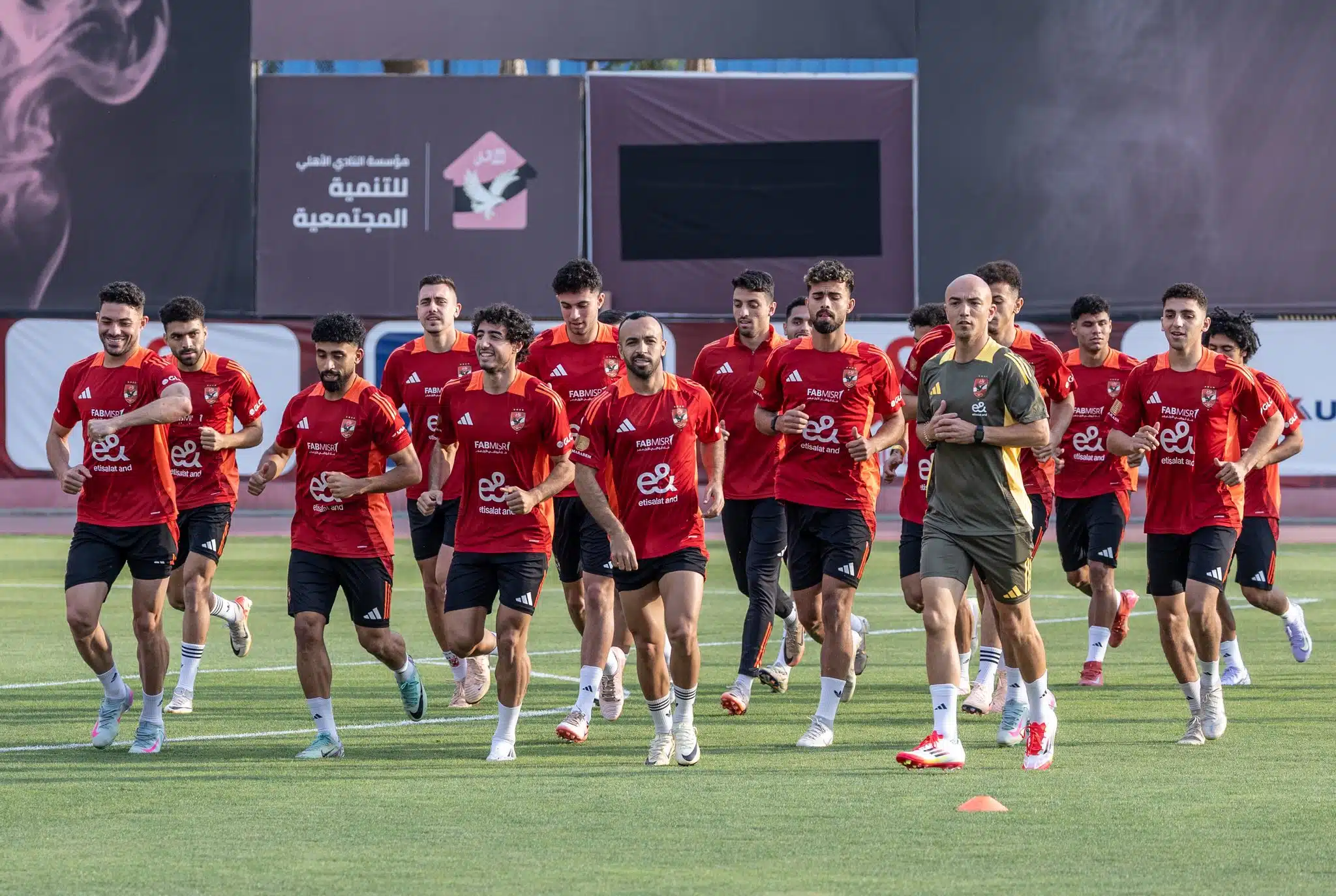 صفقة الأهلي البارزة تتجلى في تدريبات الفريق بشكل رسمي.. نار الحماس تتأجج! صفقة الأهلي البارزة تتجلى في تدريبات الفريق بشكل رسمي.. نار الحماس تتأجج!