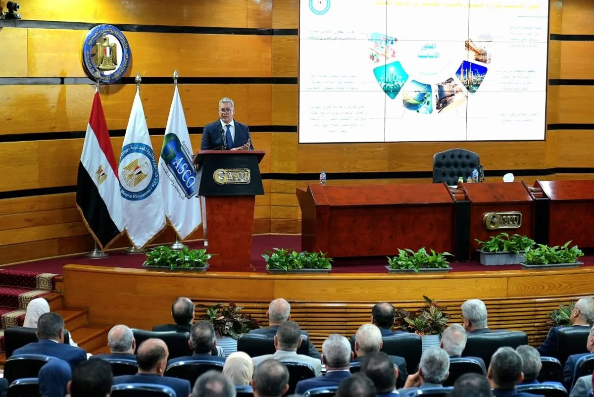 وزير البترول يستمع إلى آراء القادة حول تنفيذ المحاور الستة وزير البترول يستمع إلى آراء القادة حول تنفيذ المحاور الستة