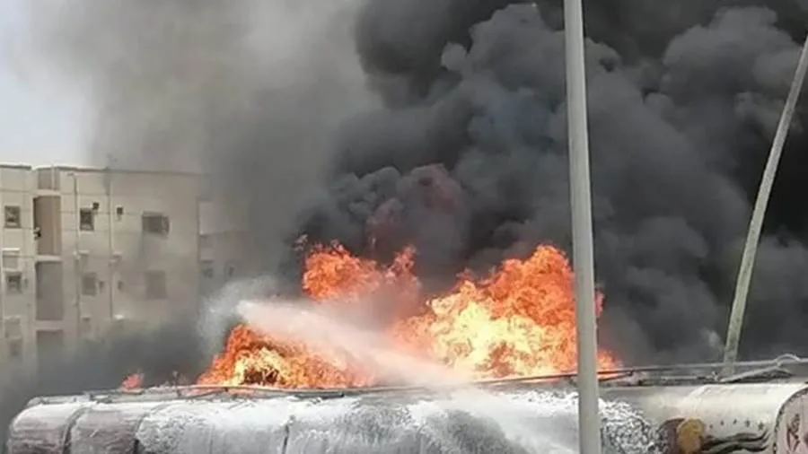 إخماد حريق في سيارة وقود بالشرقية وإصابة شخصين إخماد حريق في سيارة وقود بالشرقية وإصابة شخصين