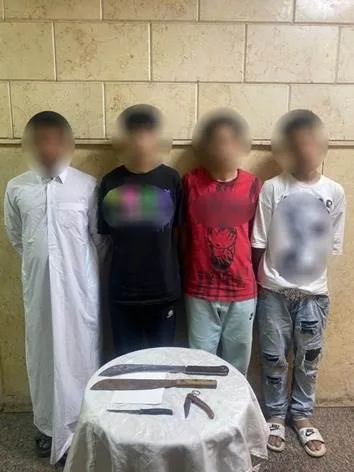 تحقيق في ظاهرة تداول فيديو يُظهر مجموعة من الأشخاص يتحرشون بالفتيات ويعتدون على آخرين بسلاح أبيض أثناء تصديهم لهذا السلوك في القاهرة تحقيق في ظاهرة تداول فيديو يُظهر مجموعة من الأشخاص يتحرشون بالفتيات ويعتدون على آخرين بسلاح أبيض أثناء تصديهم لهذا السلوك في القاهرة