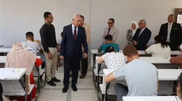 رئيس جامعة المنيا يقوم بزيارة تفقدية لامتحانات كلية التربية