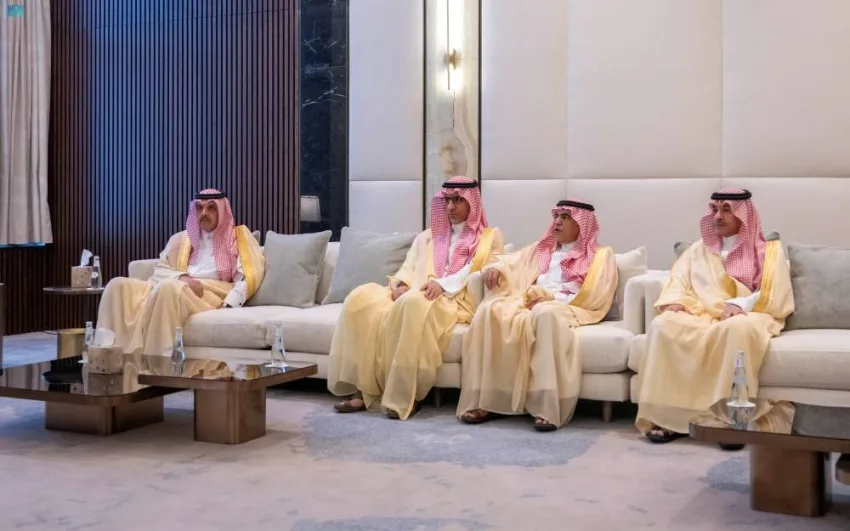 وزير الداخلية يتباحث مع السفير الإيراني حول القضايا المشتركة وزير الداخلية يتباحث مع السفير الإيراني حول القضايا المشتركة
