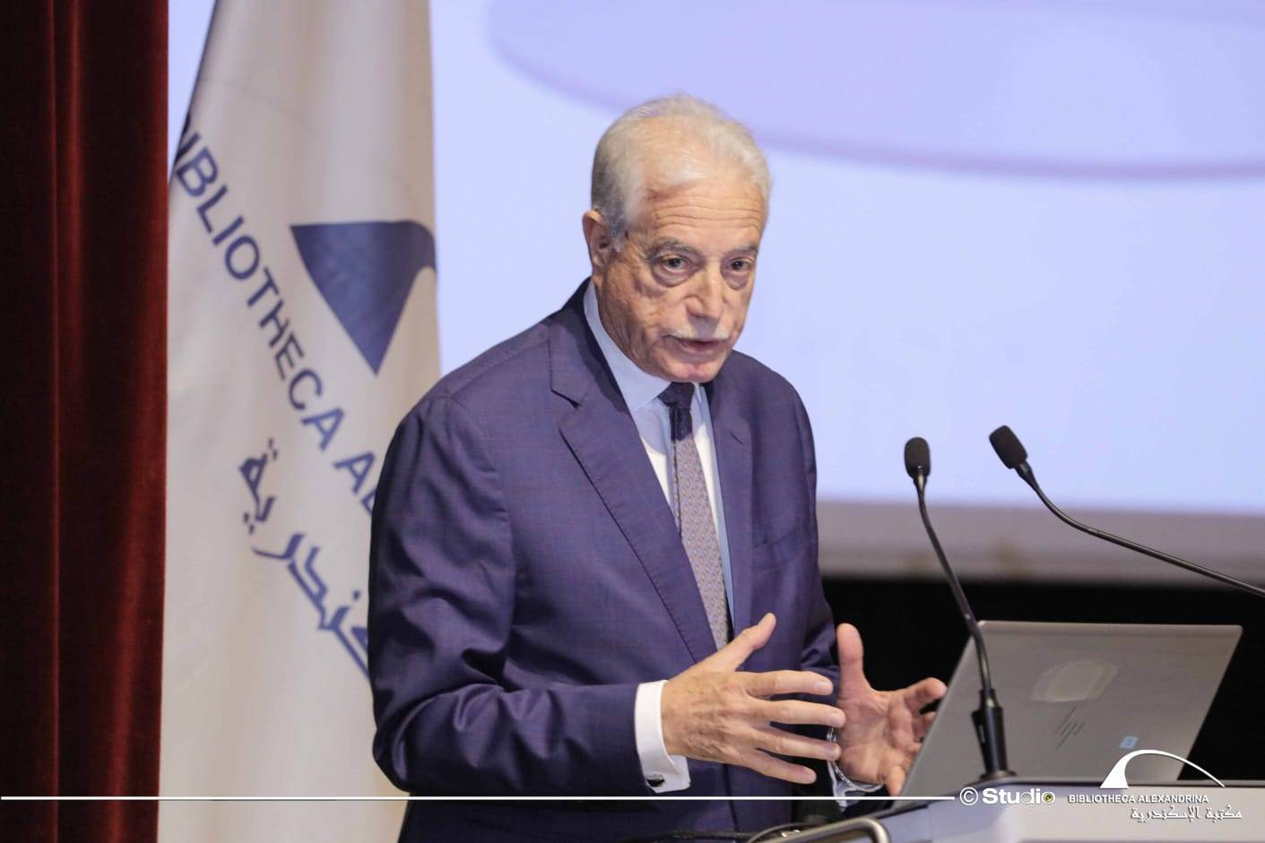 اللواء أركان حرب د. خالد فودة يحاضر في مكتبة الإسكندرية