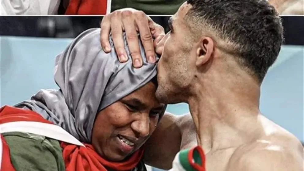 المغربي أشرف حكيمي يحتضن والدته بعد تحقيقه لقب دوري أبطال أوروبا المغربي أشرف حكيمي يحتضن والدته بعد تحقيقه لقب دوري أبطال أوروبا