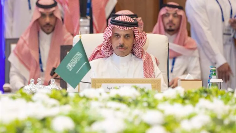 وزير الخارجية السعودي فيصل بن فرحان يجذب الانتباه بلطفه مع “فتاة الراحة” في دمشق وزير الخارجية السعودي فيصل بن فرحان يجذب الانتباه بلطفه مع “فتاة الراحة” في دمشق