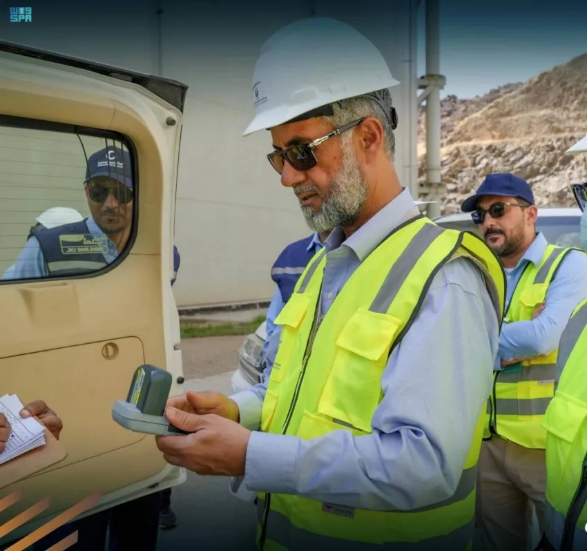 رئيس هيئة المساحة الجيولوجية يزور موقع مراقبة عمليات الضخ في بئر زمزم. رئيس هيئة المساحة الجيولوجية يزور موقع مراقبة عمليات الضخ في بئر زمزم.