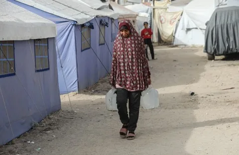 75% من آبار المياه دمرت.. بلدية غزة تحذر من خطر جفاف وشيك وتطالب بسرعة التحرك لمعالجة الأزمة. 75% من آبار المياه دمرت.. بلدية غزة تحذر من خطر جفاف وشيك وتطالب بسرعة التحرك لمعالجة الأزمة.