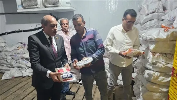 صور: ضبط مواد غذائية ومجمدات منتهية الصلاحية في الأقصر صور: ضبط مواد غذائية ومجمدات منتهية الصلاحية في الأقصر