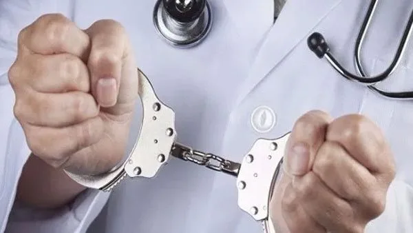 حبس طبيب 3 أشهر بتهمة إجراء جراحة تجميلية بدون تصريح حبس طبيب 3 أشهر بتهمة إجراء جراحة تجميلية بدون تصريح