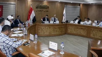 حزب العدل يعقد حلقة نقاش حول آفاق السيارات الكهربائية في مصر بمشاركة مجموعة من المختصين. حزب العدل يعقد حلقة نقاش حول آفاق السيارات الكهربائية في مصر بمشاركة مجموعة من المختصين.