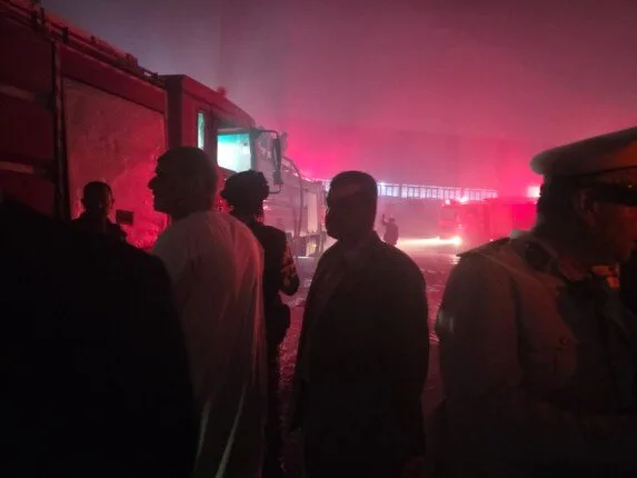 محافظ القليوبية ورئيس الأمن يراقبان جهود إخماد حريق مصنع ميدان الحادثة محافظ القليوبية ورئيس الأمن يراقبان جهود إخماد حريق مصنع ميدان الحادثة
