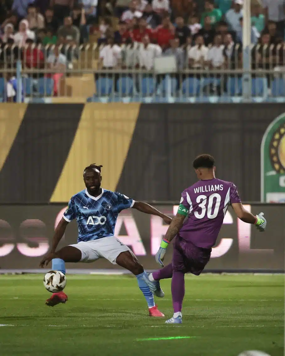 لاعب بيراميدز يفاجئ ثلاثي الأهلي بعد الفوز بلقب دوري أبطال أفريقيا لاعب بيراميدز يفاجئ ثلاثي الأهلي بعد الفوز بلقب دوري أبطال أفريقيا