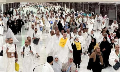 الحجاج يصلون إلى مكة وسط إجراءات صارمة وأجواء حارة الحجاج يصلون إلى مكة وسط إجراءات صارمة وأجواء حارة
