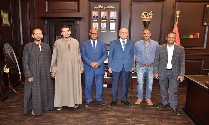 وفد شباب كيمان المطاعنة يطالب بإزالة تعديات الباعة المتجولين وتخصيص موقف للتوك توك.