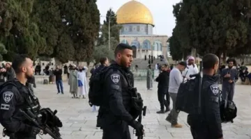 مئات المستوطنين يقتحمون المسجد الأقصى وسط حراسة كثيفة من قوات الاحتلال