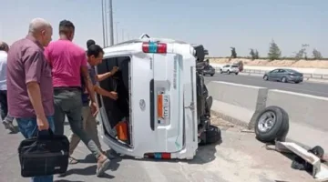7 جرحى نتيجة انقلاب ميكروباص على الطريق الأوسطى