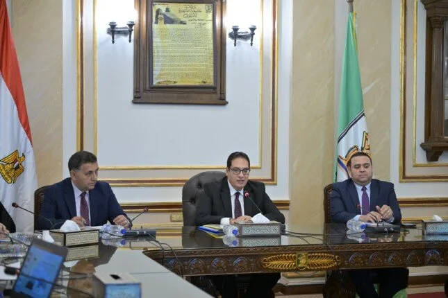 رئيس جامعة القاهرة يطلب الاهتمام بمتابعة وضع المباني التعليمية. رئيس جامعة القاهرة يطلب الاهتمام بمتابعة وضع المباني التعليمية.