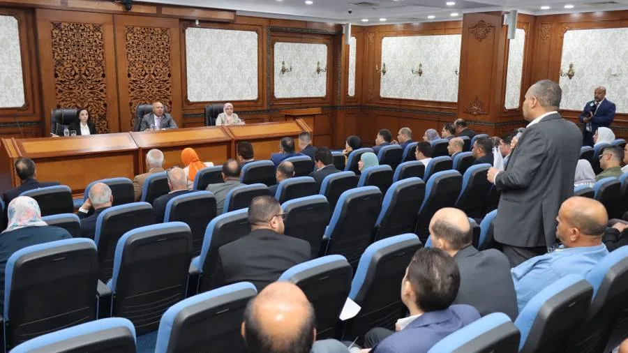 الوزير يناقش مع المحافظ والمستثمرين في البحيرة التحديات التي تواجه المناطق الصناعية في المحافظة الوزير يناقش مع المحافظ والمستثمرين في البحيرة التحديات التي تواجه المناطق الصناعية في المحافظة