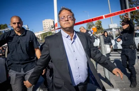 تمهيد لطرد الفلسطينيين من “أرض إسرائيل الكبرى”: الاحتلال يشعل حربًا دينية ضد المقدسات الإسلامية ويُفرض غرامات عالية على المساجد لاعتمادها الأذان كـ”ضوضاء”… تحليل صهيوني: بن غفير يمثل الصهيونية. تمهيد لطرد الفلسطينيين من “أرض إسرائيل الكبرى”: الاحتلال يشعل حربًا دينية ضد المقدسات الإسلامية ويُفرض غرامات عالية على المساجد لاعتمادها الأذان كـ”ضوضاء”… تحليل صهيوني: بن غفير يمثل الصهيونية.