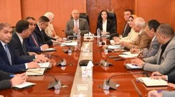وزير الصناعة يناقش مع المحافظ والمستثمرين في البحيرة قضايا المناطق الصناعية بالمحافظة