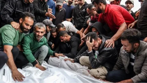 تفاقم معاناة الجوعى: ارتفاع حصيلة ضحايا الهجوم على مراكز المساعدات في غزة إلى 52 شهيدًا و340 جريحًا، وانتشار المجاعة. تفاقم معاناة الجوعى: ارتفاع حصيلة ضحايا الهجوم على مراكز المساعدات في غزة إلى 52 شهيدًا و340 جريحًا، وانتشار المجاعة.