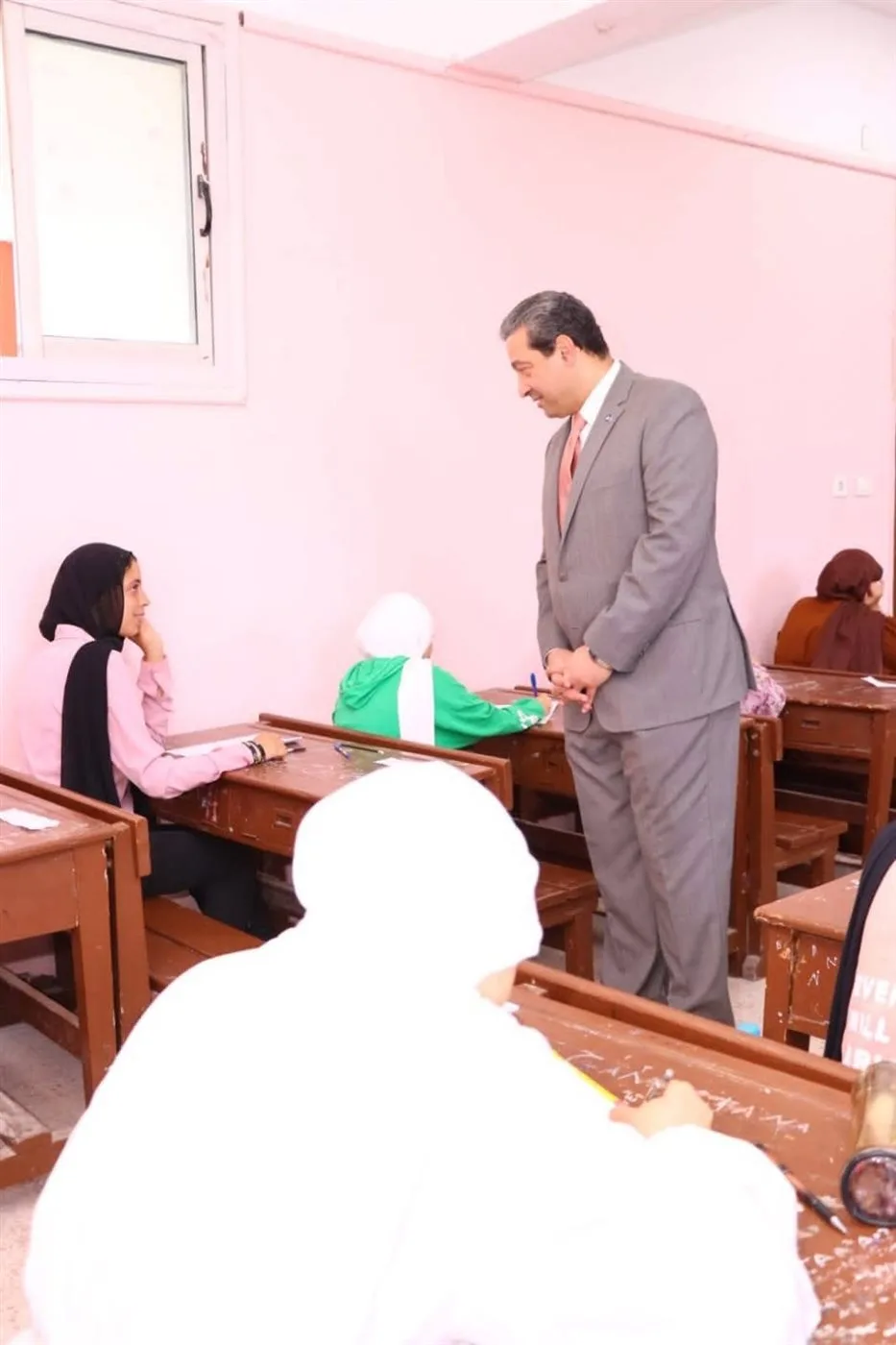 محافظ دمياط يزور 8 لجان امتحانات المرحلة الإعدادية (صور) محافظ دمياط يزور 8 لجان امتحانات المرحلة الإعدادية (صور)