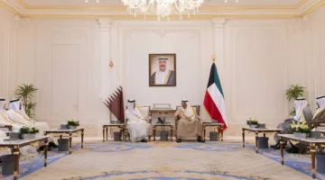 ولي عهد الكويت يستقبل رئيس الوزراء ووزير الخارجية
