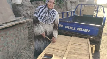 سيدة من الشرق تبني الأمل من الخشب وتواجه الإكزيما بصمت