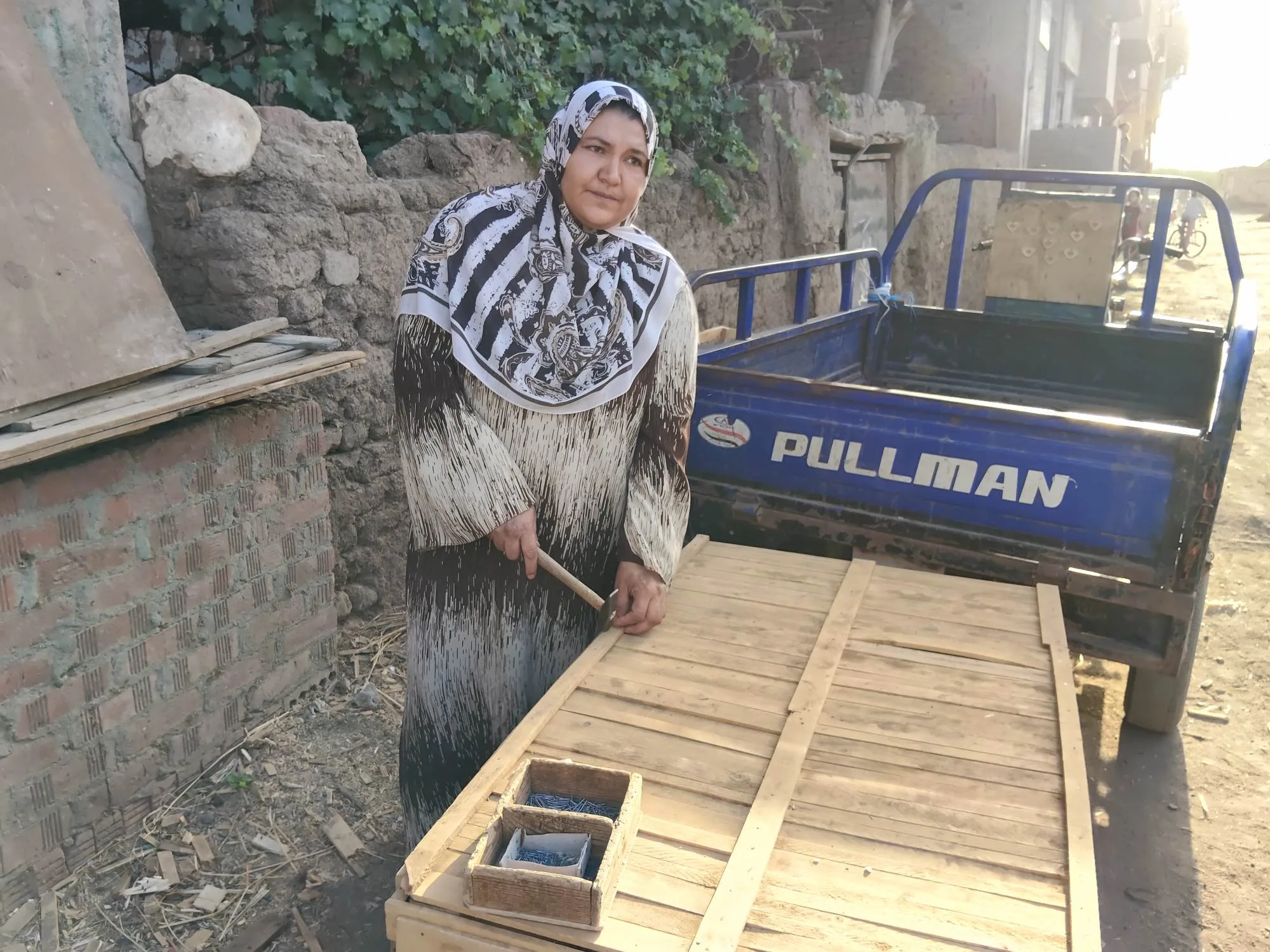 سيدة من الشرق تبني الأمل من الخشب وتواجه الإكزيما بصمت سيدة من الشرق تبني الأمل من الخشب وتواجه الإكزيما بصمت