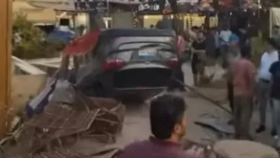 سيارة تدهس أربعة أشخاص داخل مقهى في أكتوبر سيارة تدهس أربعة أشخاص داخل مقهى في أكتوبر
