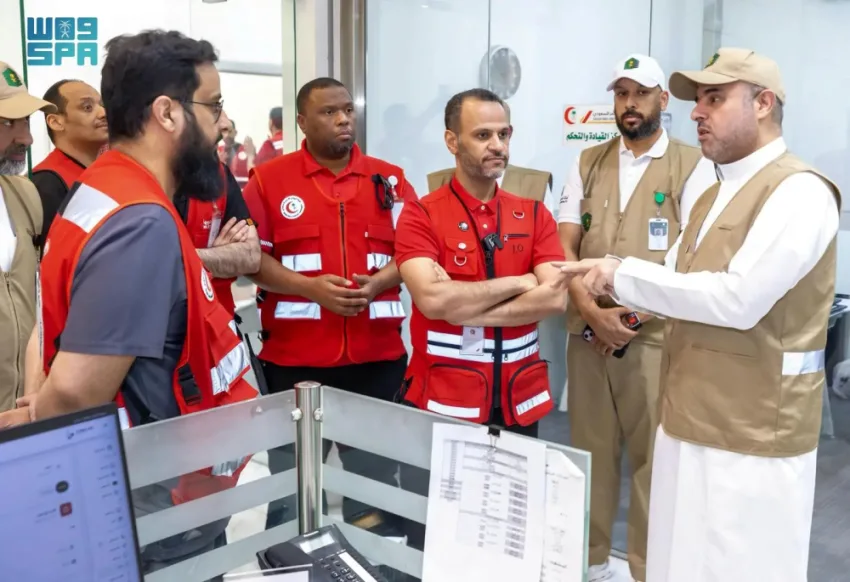 أمين العاصمة المقدسة يراجع نظام القيادة والتحكم وطرق النقل الطبي