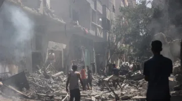 غارة جوية إسرائيلية تسفر عن مقتل 14 فلسطينياً، بينهم نساء وأطفال، في شمال غزة.