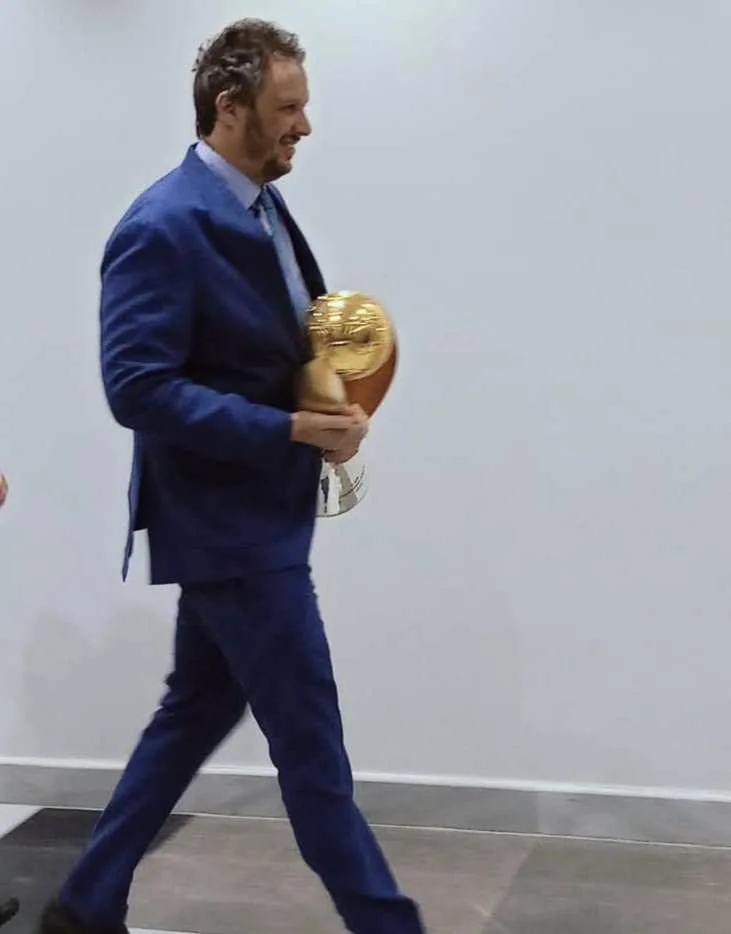 نقدم تفاصيل عن سبب قيام ممدوح عيد بنقل كأس أبطال إفريقيا إلى مقر اتحاد الكرة. نقدم تفاصيل عن سبب قيام ممدوح عيد بنقل كأس أبطال إفريقيا إلى مقر اتحاد الكرة.
