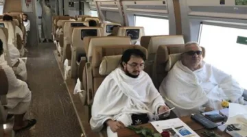 قطار الحرمين السريع: خدمة نقل ضيوف الرحمن من مطار الملك عبدالعزيز إلى مكة المكرمة كل ساعة.