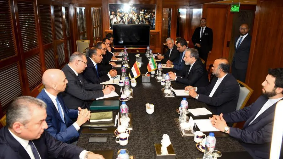 وزير الخارجية: مصر تأمل في تحقيق حل سلمي بين الولايات المتحدة وإيران حول القضية النووية وزير الخارجية: مصر تأمل في تحقيق حل سلمي بين الولايات المتحدة وإيران حول القضية النووية