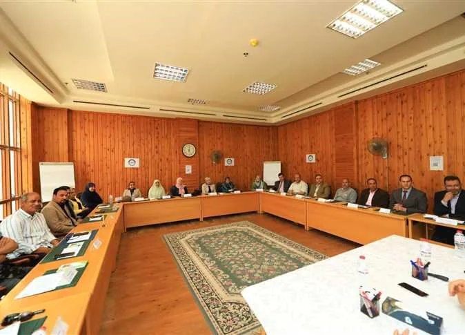 رئيس جامعة كفر الشيخ يرحب بوفد البرنامج الوطني لإدارة النفايات الصلبة في الجامعة رئيس جامعة كفر الشيخ يرحب بوفد البرنامج الوطني لإدارة النفايات الصلبة في الجامعة