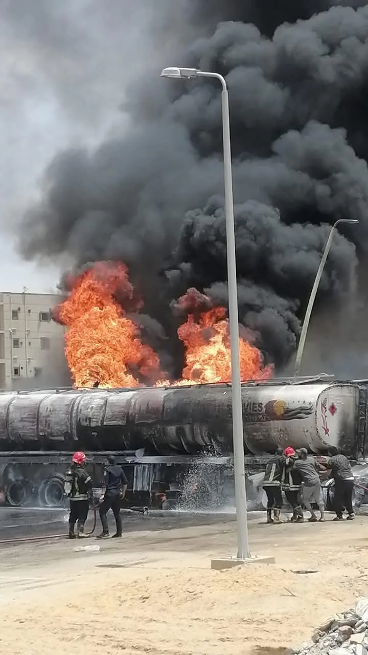 رئيس جهاز العاشر يزور سائقًا مصابًا نتيجة حريق في محطة الوقود للاطمئنان عليه رئيس جهاز العاشر يزور سائقًا مصابًا نتيجة حريق في محطة الوقود للاطمئنان عليه