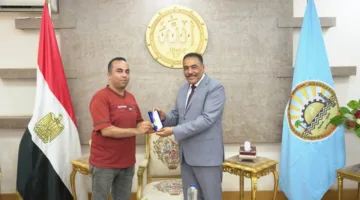 درع تكريمي للإعلاميين والصحفيين مُقدم كهدية للمحافظ لواء خالد شعيب