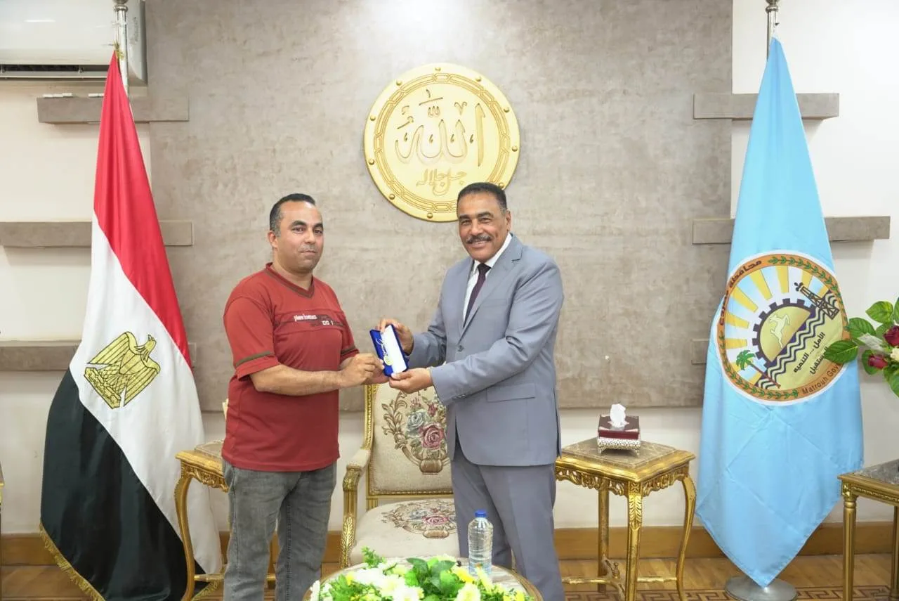 درع تكريمي للإعلاميين والصحفيين مُقدم كهدية للمحافظ لواء خالد شعيب