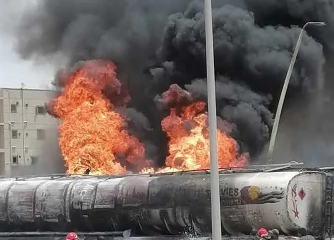 رئيس جهاز العاشر يعبر عن طمأنينته بشأن حال السائق المصاب في حادث احتراق السيارة المحملة بالوقود رئيس جهاز العاشر يعبر عن طمأنينته بشأن حال السائق المصاب في حادث احتراق السيارة المحملة بالوقود